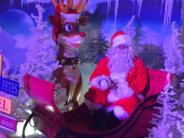 Le Père Noël dans son traineau avec son renne rigolo - studio photos Maquarella